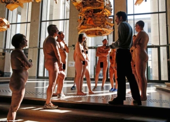 Прийти в музей и… раздеться: парижскую галерею посетили 160 нудистов