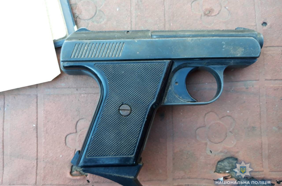На Николаевщине мужчина хранил неоформленный газовый пистолет и более полусотни патронов – говорит, в наследство от отца досталось