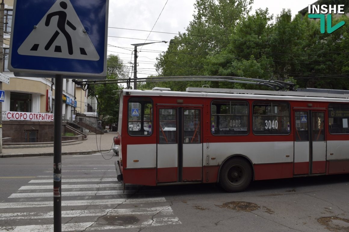 В центре Николаева BMW врезался в троллейбус с пассажирами 3