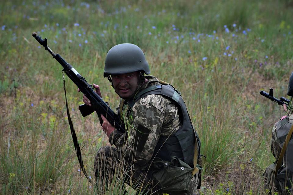 Вместе с николаевскими морпехами 8-километровую полосу препятствий прошел и командующий морской пехоты 6