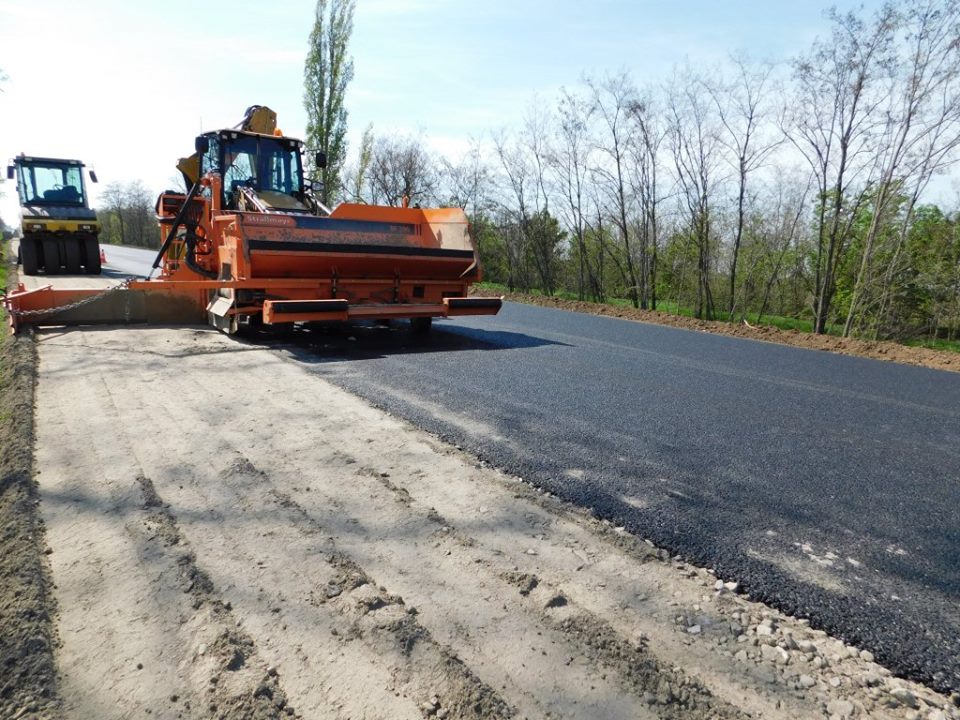 Николаевские дорожники на Т-15-08 с начала мая уложили верхний слой на 13 км 4