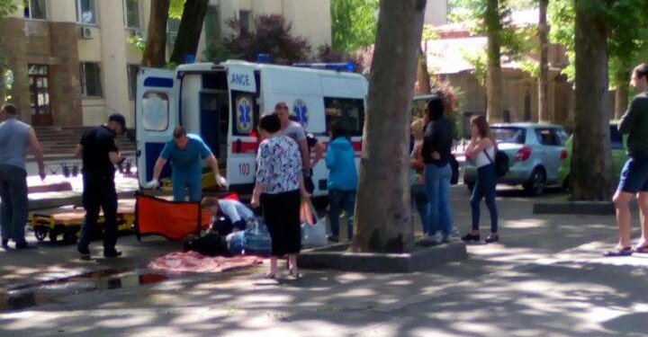 Volkswagen Touareg на пешеходном переходе сбил девушку в Николаеве