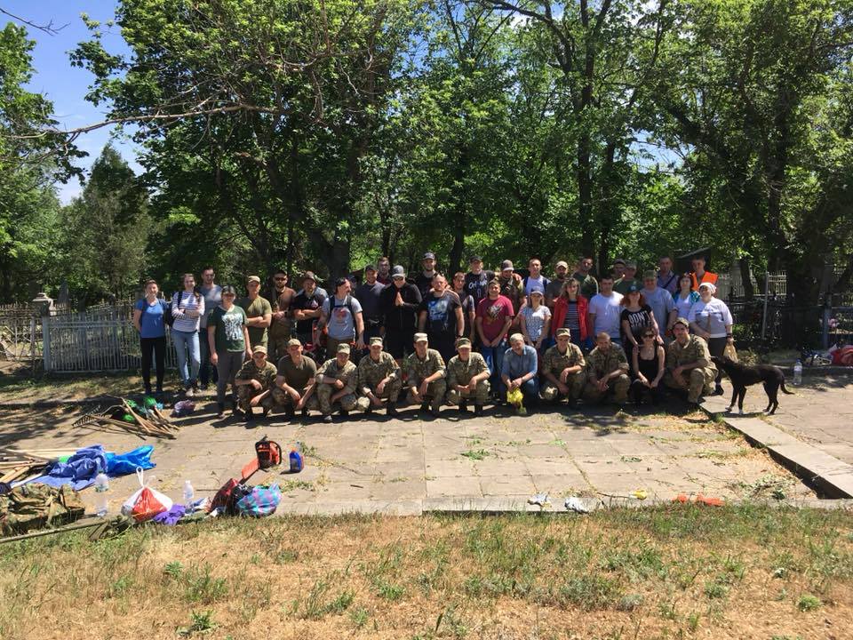 В Николаеве военные и волонтеры привели в порядок могилы освободителей города и ветеранов Второй мировой на старом некрополе 20