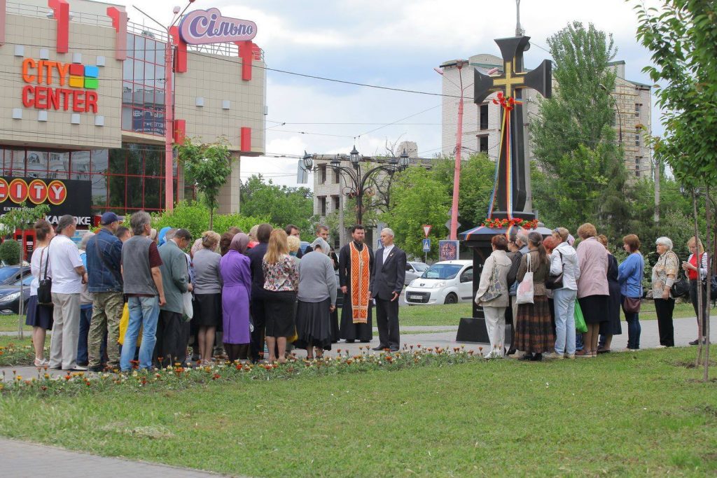 В Николаеве в День матери создали цепь с рушниками за единую поместную церковь в Украине 4