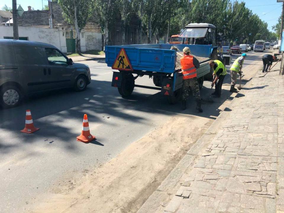 Дорожники ремонтируют ул.Пушкинскую в Николаеве и жалуются, что городская власть ничего не сделала с люками и ливневками 40