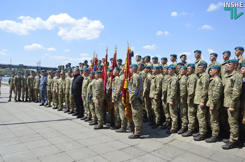 Президент Украины в Николаеве подписал Указ о новом Дне морской пехоты и вручил береты нового образца 39