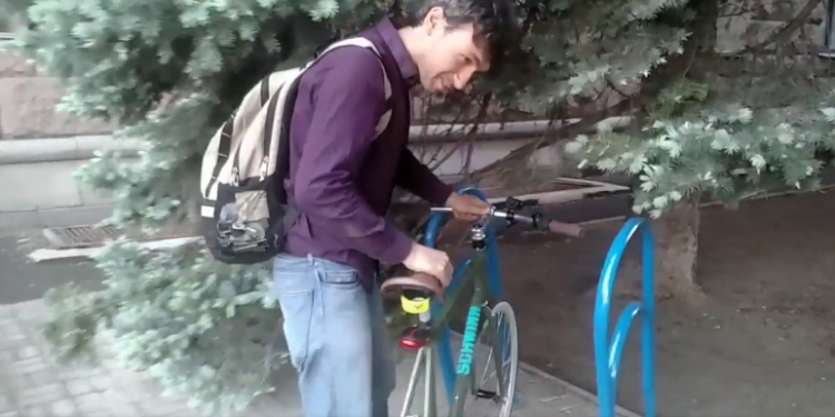 Активисты провели тест-драйв велопарковки у Николаевской мэрии. Результаты не очень