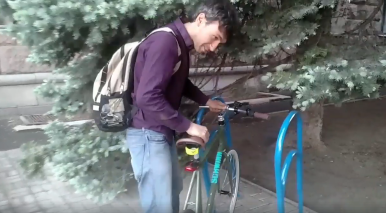 Активисты провели тест-драйв велопарковки у Николаевской мэрии. Результаты не очень 1