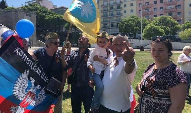 Делегация РФ перед открытием Евровидения провела акцию Бессмертный полк – с флагами ДНР-ЛНР