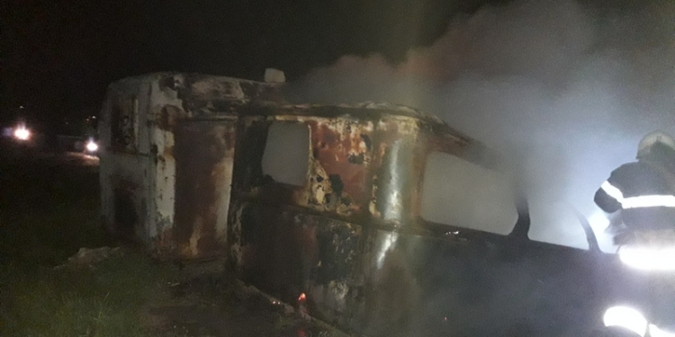 На Николаевщине в поле загорелись металлические вагончики