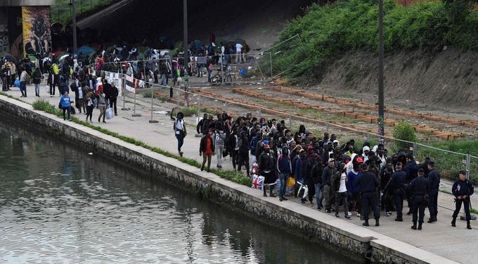 В Париже эвакуируют самый большой лагерь для мигрантов