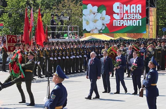 Лукашенко выступил против приватизации победы в войне 1