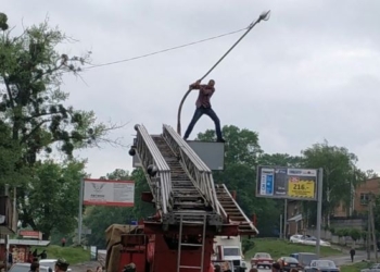 В Харькове мужчина залез на столб и угрожал прыгнуть, если немедленно не починят светофор