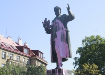 В Праге облили краской памятник советскому маршалу