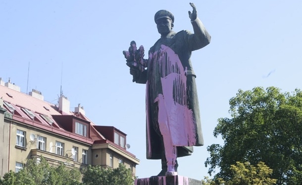 В Праге облили краской памятник советскому маршалу