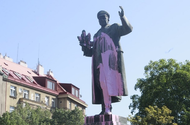 В Праге облили краской памятник советскому маршалу 1