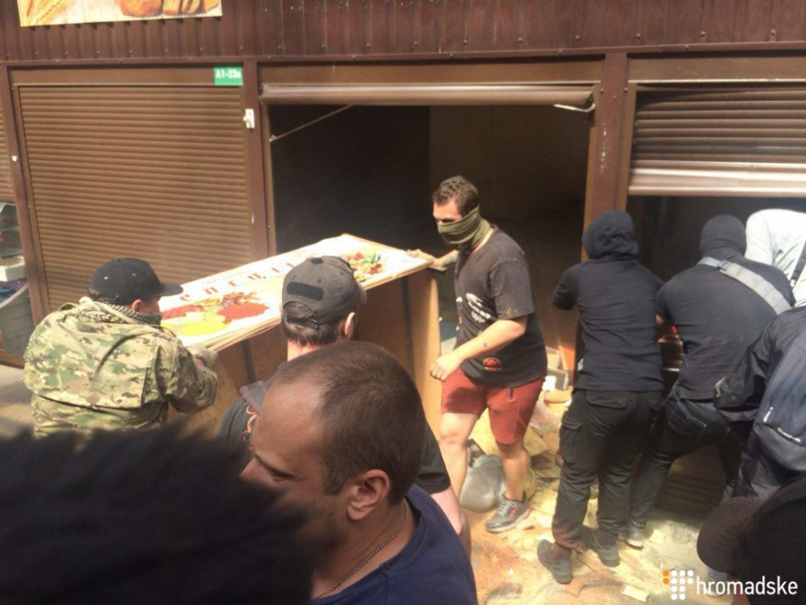 В Киеве разрушили киоски торговцев, побивших военного пенсионера 1
