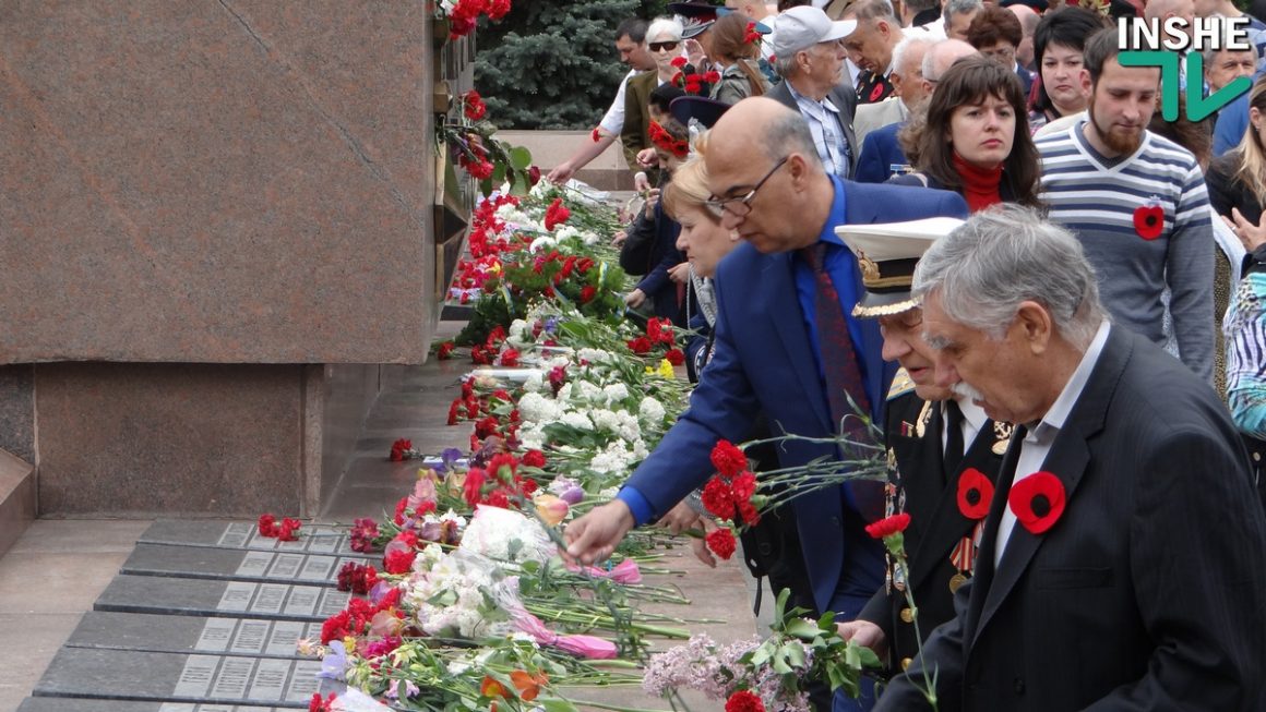 День победы над нацизмом во Второй мировой войне: Тысячи николаевцев пришли к Вечному огню 48