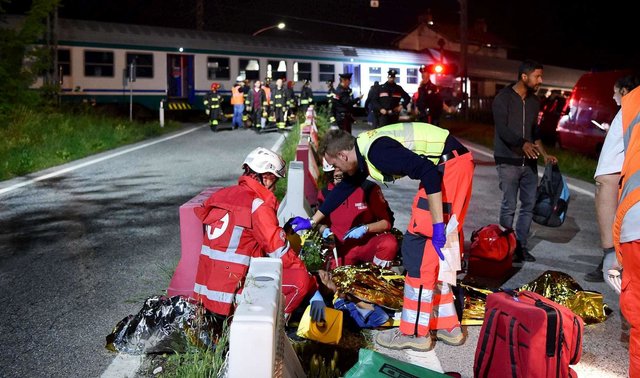 В Италии пассажирский поезд протаранил грузовик: двое поогибших 1