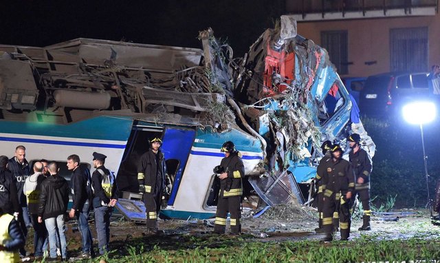 В Италии пассажирский поезд протаранил грузовик: двое поогибших 3
