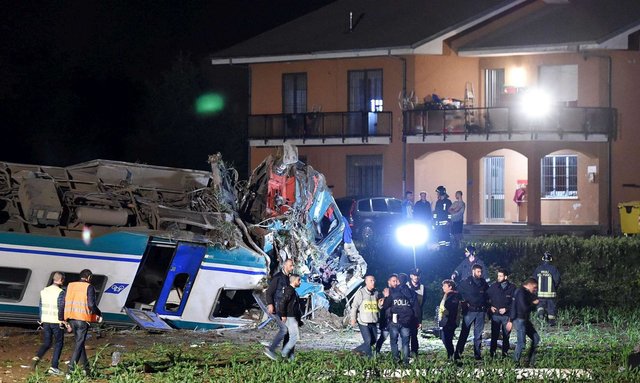 В Италии пассажирский поезд протаранил грузовик: двое поогибших 7