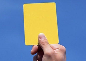 Футбольный арбитр получил желтую карточку за симуляцию в чемпионате Нидерландов