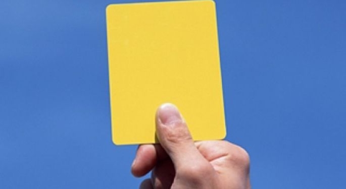 Футбольный арбитр получил желтую карточку за симуляцию в чемпионате Нидерландов