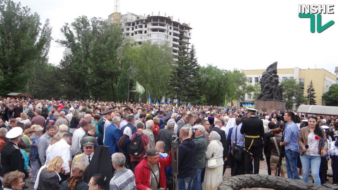 День победы над нацизмом во Второй мировой войне: Тысячи николаевцев пришли к Вечному огню 52