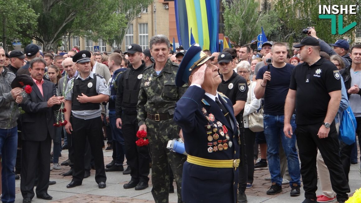 День победы над нацизмом во Второй мировой войне: Тысячи николаевцев пришли к Вечному огню 54