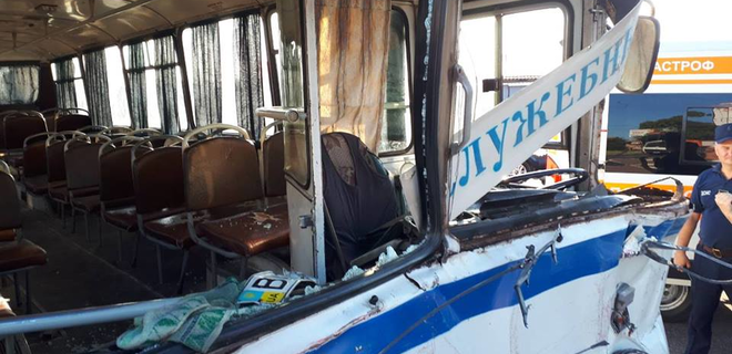 В Кировоградской области автобус с шахтерами врезался в грузовик с баллонами с кислородом 1