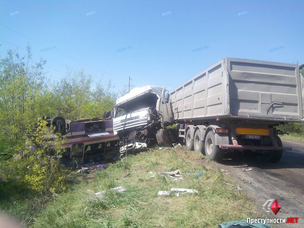 Под Николаевом столкнулись военный грузовик и пассажирский автобус – пострадало четыре человека 1