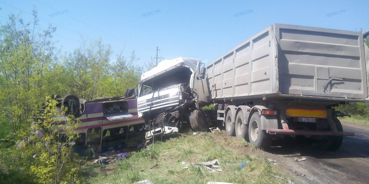 Под Николаевом столкнулись военный грузовик и пассажирский автобус – пострадало четыре человека