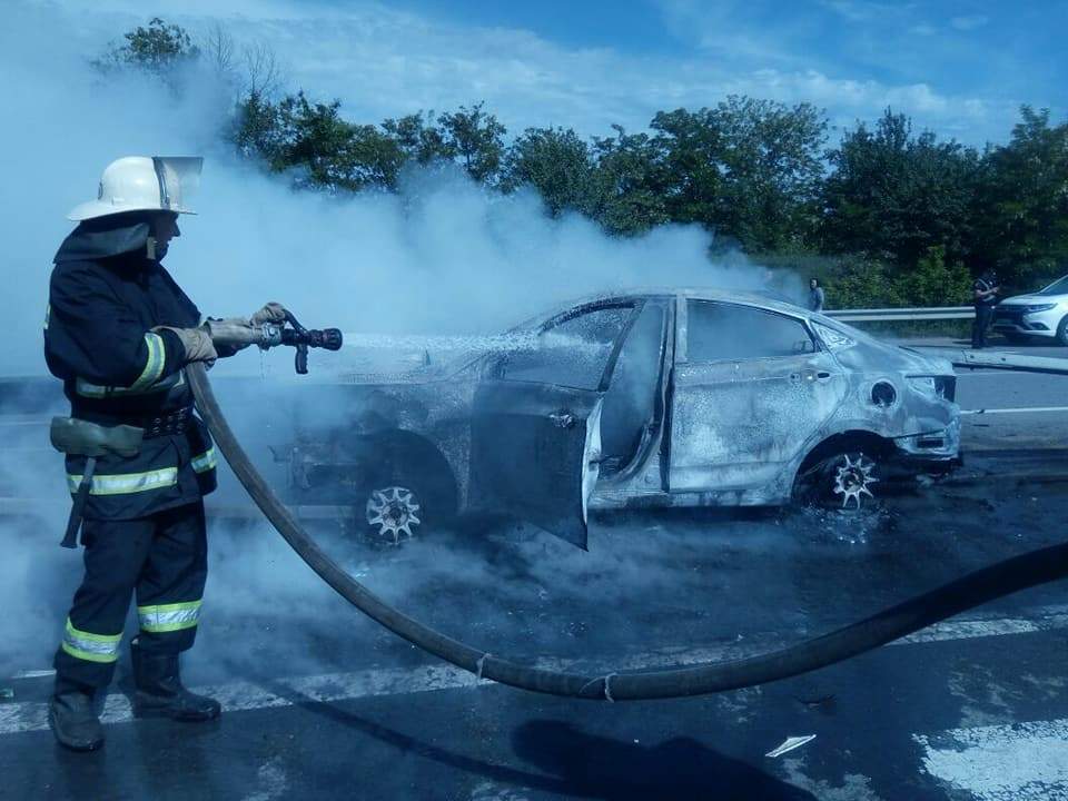 В Кривоозерском районе на киевской трассе автомобиль врезался в отбойник – один человек погиб, а сама машина сгорела 6