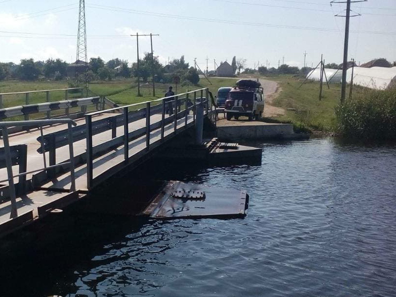 Николаевские спасатели откачали воду из Пересадовского понтонного моста 5
