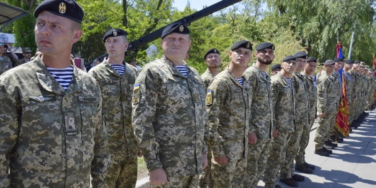 Президент Украины в Николаеве подписал Указ о новом Дне морской пехоты и вручил береты нового образца