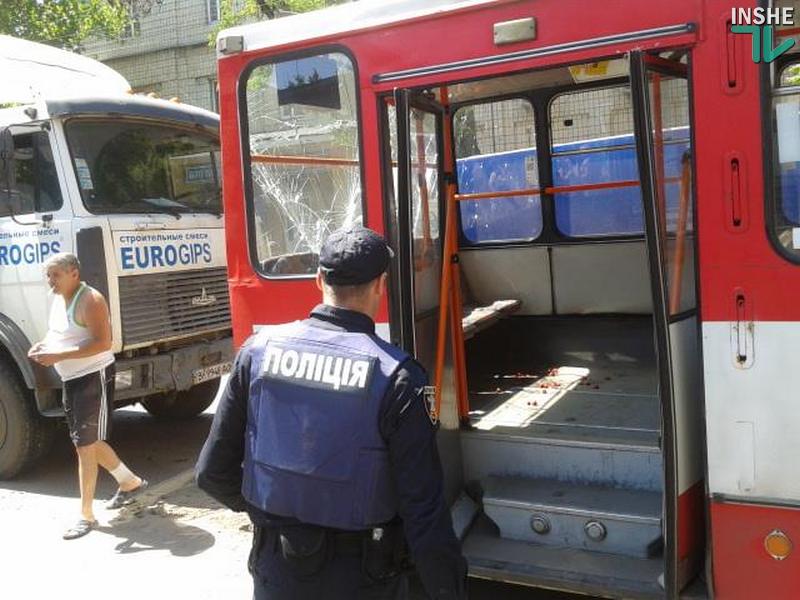 В Николаеве грузовик врезался в троллейбус, полный выпускников и горожан 5