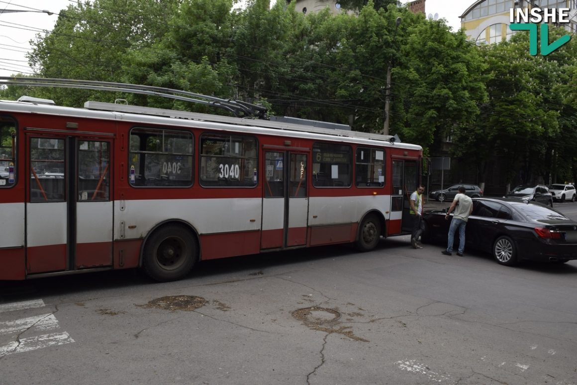 В центре Николаева BMW врезался в троллейбус с пассажирами 5