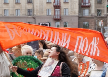 В Николаеве конвой из патриотов и силовиков провел «Бессмертный полк» по улице Соборной