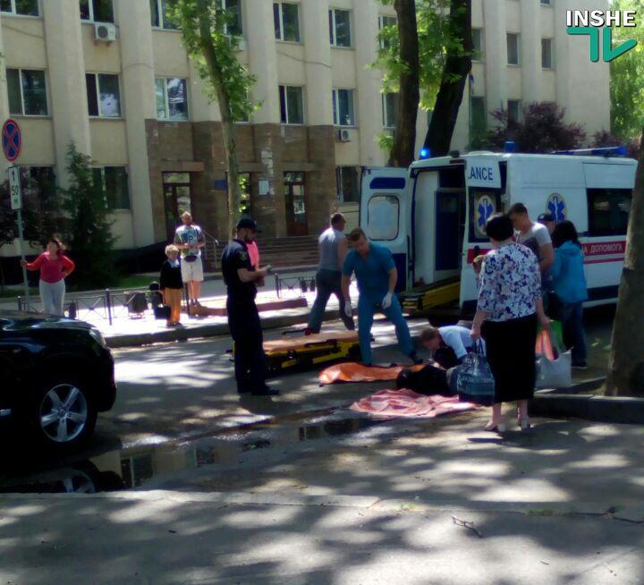 Volkswagen Touareg на пешеходном переходе сбил девушку в Николаеве 5