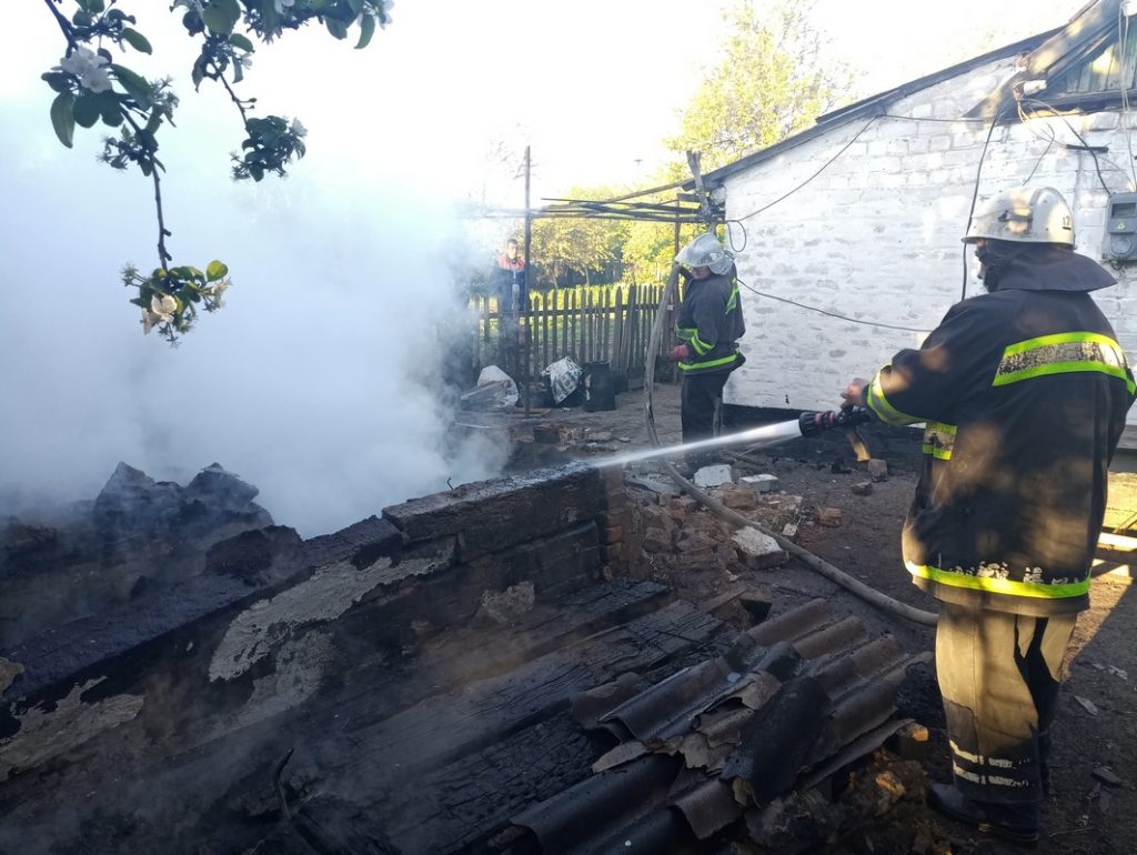 За праздничные выходные на Николаевщине спасатели потушили 42 пожара 5