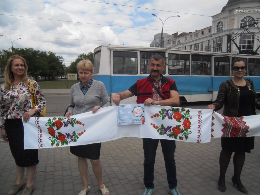 В Николаеве в День матери создали цепь с рушниками за единую поместную церковь в Украине 6