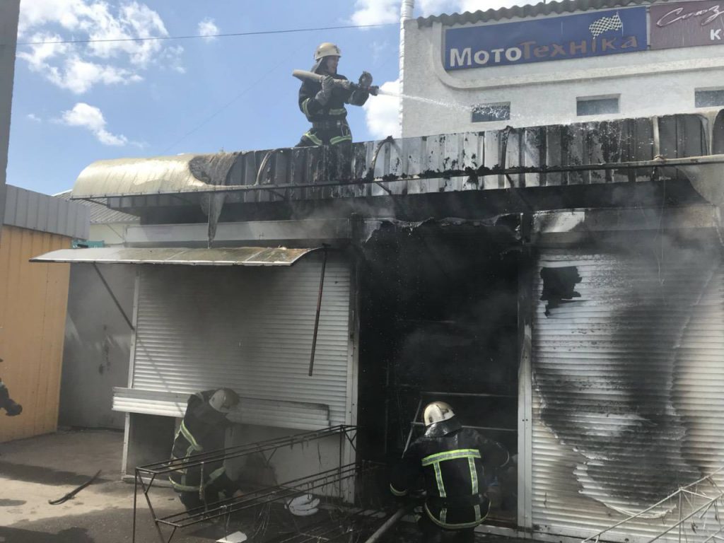 В Вознесенске на рыночке спасатели тушили киоск. Почему загорелся, неясно 6