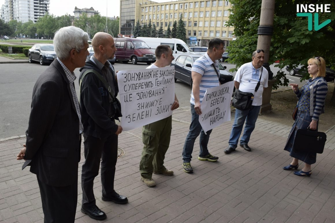 «Зонирование уничтожает зеленые зоны» - сессия горсовета Николаева начинается с митинга 8