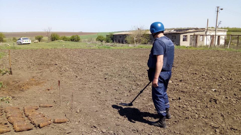 Николаевские пиротехники уничтожили 62 снаряда, которые нашли на огороде в селе Половинки 1
