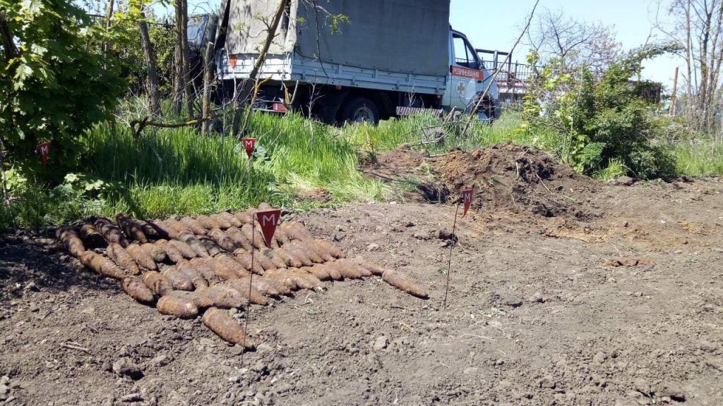 Николаевские пиротехники уничтожили 62 снаряда, которые нашли на огороде в селе Половинки 3