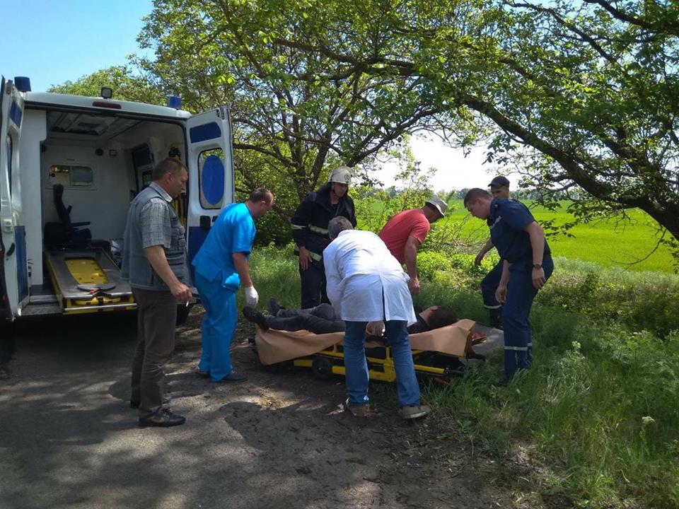 На Николаевщине авто слетело в кювет и загорелось – водителя спасли очевидцы ДТП 5