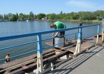 «Николаевводоканал» вместе с водолазами ликвидируют аварию на водопроводе, который поставляет воду в Соляные