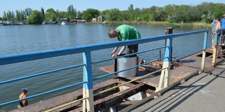 «Николаевводоканал» вместе с водолазами ликвидируют аварию на водопроводе, который поставляет воду в Соляные
