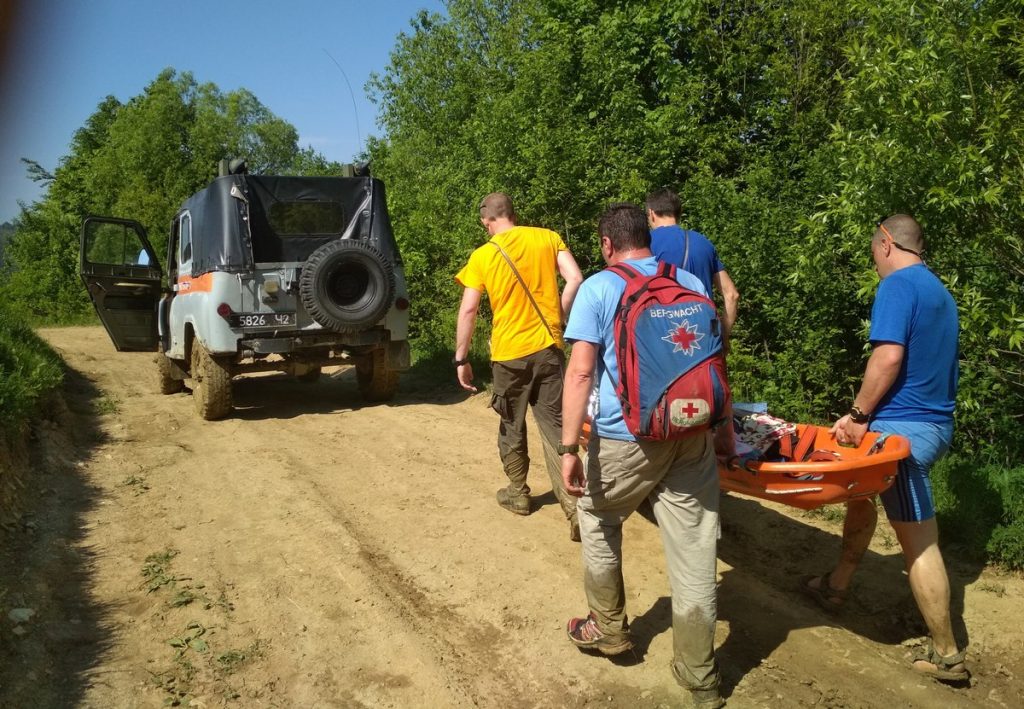 В Черновицкой области во время экскурсии школьница упала со скалы 1
