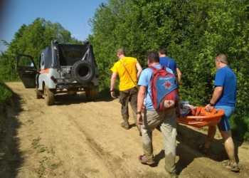 В Черновицкой области во время экскурсии школьница упала со скалы